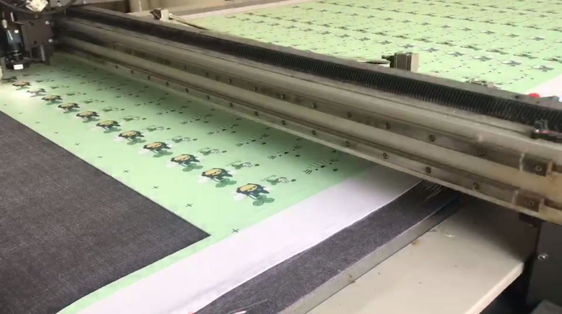 Advertising cloth cutting machine